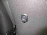 運転席シートバックには買い物袋等が掛けられる便利なフック