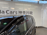 ドアバイザーを装備!雨の日でも窓を少し開けて車内の換気がしやすく、空気を入れ替えたい時に便利です。雨の吹き込みを抑えてくれるため、天候を問わず日常使いで活躍する実用的な装備です。