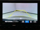 【バックカメラ】運転が苦手な方も車庫入れラクラクです!ギアをリバースに入れれば自動的に切り換わりますので、面倒な操作は不要です♪狭い駐車場もお車を傷つけず安心ですね!