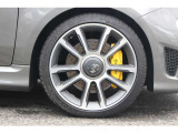 Bremboブレーキキャリパーを装備。アバルトらしい躍動感のある足元を演出します