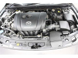 エンジンルームの樹脂部分は丁寧に磨いてツヤをだしています。当社の中古車のエンジンルームクリーニングはとても自信があります★