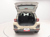 シートアレンジで、大きなラゲージをさらに広げることができます。「3人乗車+長物」、「2人乗車+大きな荷物」など、シーンに合わせて臨機応変な使い方が可能です。