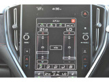 エアコン設定はインフォメーションディスプレイにて操作できます。温度調節はハードスイッチで行えます。
