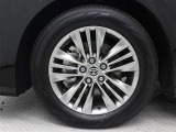 純正アルミホイールは精度が高く、走行の安定性が優れています。タイヤサイズ225/60R18