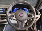 【ハンドル】ドライバーとBMW車の一体感がダイレクトに伝わるステアリングホイール。形状・太さへの拘りに加えて、操作性を高める為にスイッチ類も配置。クイックかつ安定のドライビングを体感下さい!