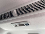 リアシーリングファンも付いておりますので、車内の空気の循環にも役立ちます。