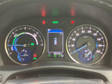 速度や車両情報をまとめて確認できるメーターまわりです。左右のメーターと中央の表示が見渡しやすく配置され、運転に必要な情報を把握しやすい構成で、毎日の運転を支えます。