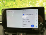 画面上に設定やメディア関連の項目が並び、目的のメニューを確認しやすい構成です。BluetoothやWi-Fiなどの表示もあり、日々の移動に便利に活用できます。