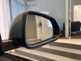 BMWのミラーは車種によって異なりますがレーンチェンジウォーニングが装備されております。詳しくは当店スタッフまでお問い合わせくださいませ。
