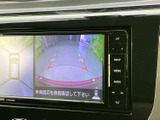 画面には車両後方の映像と周囲の表示が映り、駐車時に後方の状況を確認するのに役立ちます。画面表示を目安に周囲を確かめられるため、車庫入れなど日常の駐車をサポートします。
