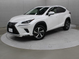 レクサスのコンパクトクロスオーバーSUV「NX」。本革シートや専用オーナメントパネルを装備する「NX300h バージョンL」です。