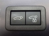 パワーバックドアを装備しています。バックドアを運転席からも開閉できます、便利ですよ。