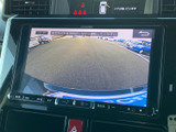 車両周辺の状況を画面で確認でき、駐車時の後方確認をサポートします。周囲への注意を促す表示も備わり、日々の車庫入れに役立つ便利な装備です。