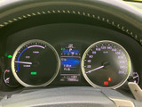 速度や燃料残量などの情報がまとまり、中央の表示部でも車両情報を確認できるメーターまわりです。運転中に必要な情報を把握しやすく、日々の移動を支える見やすい構成となっています。