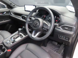 別角度からの運転席の画像です。オルガン式アクセルペダルの採用で運転時の疲労軽減に役立っています☆
