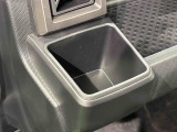 助手席埋め込み式カップホルダー(太ボトル600mm収納可能)