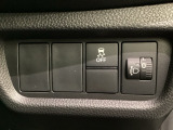 ハンドルの右側にはヘットライトリベライザーとVSA(ABS+TCS+横滑り抑制)の解除スイッチがついています。ヘッドライトリベライザーは道路状況や積荷の加重に応じてライトの高さを調節できます。