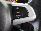 ステアリングスイッチ付き。前方から目を離すことなく操作することが可能です。