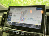 現在地や周辺の道路、施設名が画面上で確認でき、目的地までのルート設定にも活用できます。画面下部には検索やお気に入りなどの項目が並び、行き先を調べる際も必要な表示を見つけやすい構成です。