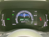 速度やシフト位置、航続可能距離などの情報がまとまり、運転中に必要な表示を確認しやすいメーターです。中央に見やすく配置された数値と左右の表示で、車両の状況を把握しやすく日常の運転を支えます。