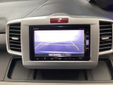 【バックカメラ】運転が苦手な方も車庫入れラクラクです!ギアをリバースに入れれば自動的に切り換わりますので、面倒な操作は不要です♪狭い駐車場もお車を傷つけず安心ですね!