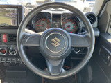 握りやすい形状のステアリングが運転席正面に配置され、メーター類も視線を移して確認しやすいレイアウトです。乗り込んだ際に操作位置を把握しやすく、日常使いにも自然になじみます。