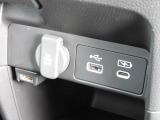★アクセサリーソケット★スマートフォンの充電/空気清浄機 など12V対応の車載アクセサリーをご使用いただけます。★USBジャック★充電や音楽再生などに対応。利便性の高い車内環境をサポート!