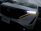 アダプティブLEDヘッドライトシステムは、照射パターンを変化させて対向車や先行車が眩しくならないようにハイビームをキープすることで、良好な視界を確保します。