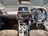 BMWの運転席はドライバーオリエンテッドという構造を採用。ドライバー目線の操作がしやすい設計になっており、ドライブ中にも目線の移動が少なく運転中にも簡単に操作ができます。