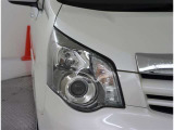 【ディスチャージヘッドランプ】装着車です! 通称HID(太陽光に近い光)付きで夜間走行も安全装備満載で安心ドライブ〜♪
