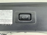 電動式バックドアです。 荷物を持ったままでもボタン一つで自動的に開け閉めできるので便利ですよ。 挟み込み防止機能も付いていますのでお子様の手や荷物を挟み込むのを防いでくれますよ。