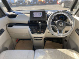 運転席まわりは機能的で操作しやすいです。