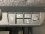 ハンドルの右側にはヘットライトリベライザーとHondaセンシング用のメインスイッチがついています。ヘッドライトリベライザーは道路状況や積荷の加重に応じてライトの高さを調節できます。