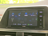 タッチ画面にナビやテレビ、音楽などのメニューが並び、使いたい項目を選びやすい構成です。画面脇にもメニューや音量調整のボタンが備わり、日常のお出かけをサポートします。