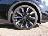 右フロントタイヤです。純正21インチアルミホイールに225/45R21の組み合わせです。