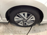 足元が整っていると、車全体がすっきりとした印象になります。丁寧に清掃を済ませており、気持ちよく乗り出せる状態です。まずは実車の雰囲気をご覧ください。