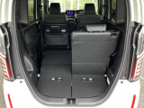 後席は分割可倒式で、用途に合わせてアレンジ可能。荷物の量や乗車人数に応じて柔軟に使える便利なシートです。