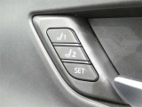運転席のシートポジションを記憶・再現できるメモリー機能を搭載しています。