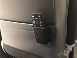 【13.2型有機EL後席ディスプレイ】専用リモコンが付属しています!前席シートバックポケットへ引っ掛けることができるので、取り出しやすく、無くしにくい!