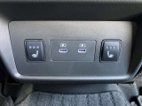 リヤシート側にもUSBポート付きで携帯の充電などに便利。