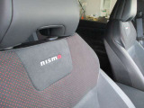 ■NISMO専用シート(前席パットチューニング/スエード調&合皮コンビ表皮/NISMOロゴ刺繍)は上品でスポーティです。