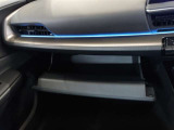 車検証などの収納に便利なグローブボックスです。