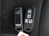◆スマートキー◆カギをバッグやポケットに入れたままでもドアロックの開閉ができる『スマートキー』付き!雨天や暗くなってもカギを取り出す必要がなくドアの開錠&エンジンも始動できます