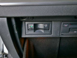ETCユニットやCD+DVD+SDスロットがグローブBOX内に収まっています。