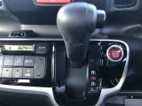 操作しやすいATシフトです。シフトチェンジを気にしなくてよいので運転だけに集中できますね。自然と手に届くところにある、手になじむ形状のシフトノブがいいですね。