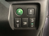 Hondaセンシング用の、VSA(ABS+TCS+横滑り抑制)解除と路外逸脱抑制機能のオンオフスイッチなどはハンドルの右側に装備しています。燃費に役立つECONボタンもここです。