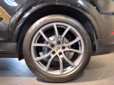 Front axle: 9,5 J x 21 ET 46 with tyres: 285/45 V21Rear axle: 11 J x 21 ET 58 with tyres: 315/40 V21