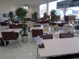 【ショールーム】ショールームには20卓のお席を準備しております。お客様に快適に過ごして頂ける様日々頑張っております。BOX席もございますのでご家族皆様でお越しください。