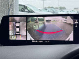 自車を上空から見下ろすような映像を表示する360&deg;ビューモニター。後方の視認性も高く、バック駐車や狭い場所での取り回しも安心です。