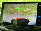 後方の映像に目安となるガイド線が表示され、駐車時に車両後方の位置関係を確認する際に便利です。周囲を直接目視で確かめながら、車庫入れや切り返しをサポートします。
